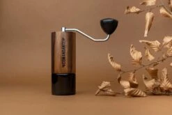 Comandante C40 MK4 Nitro Blade Handmühle Liquid Amber -Kaffeegetränkeladen Comandante Liquid Amber ambiente1 1280x1280