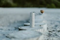 Comandante X25 Trailmaster Dune -Kaffeegetränkeladen Comandante X25 Trailmaster Dune outdoor am Strand und in den Bergen 1280x1280