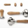 ECM Veredelungsset In Eichenholz Mit Kipphebeln Von Brewspire -Kaffeegetränkeladen ECM Veredelungsset Eiche Einer und Zweiersiebtrager Kipphebel mit Tamper 1280x1280