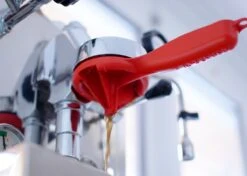 Espazzola Brühgruppenreiniger In Rot 56-58mm (Modell 2+3-58) -Kaffeegetränkeladen EspazzolaInUse 1280x1280