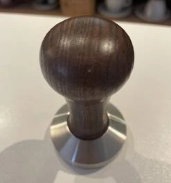 B-Ware - MOTTA Tamper Eiche Braun 57mm -Kaffeegetränkeladen FullSizeRender 1280x1280