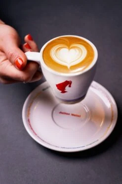 Julius Meinl - Regenbogentasse Sonderedition Limitiert Im Karton -Kaffeegetränkeladen Julius Meinl Tasse Sonderedition LGBTQ mit Untertasse 1280x1280