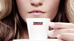 MHD-Ware-Trucillo Il Mio Espresso Classico ESE Pads 150 Stück 8 MHD-Ware-Trucillo Il Mio Espresso Classico ESE Pads 150 Stück -Kaffeegetränkeladen Trucillo Tasse mit Frau 1280x1280